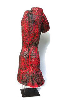 rotes-kleid-skulptur.jpg